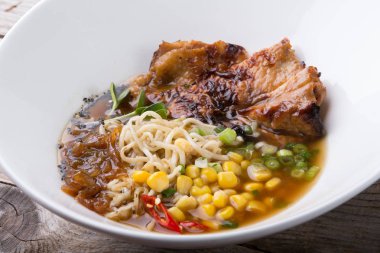 Sığır eti ve Mısır ile servis Asya erişte çorbası