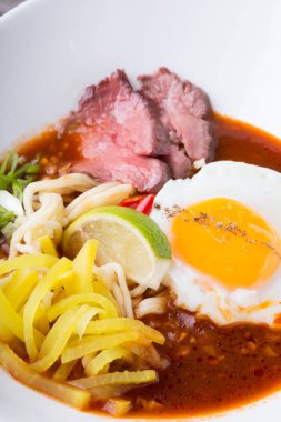 Sığır eti beyaz kase ile geleneksel ramen çorba servis