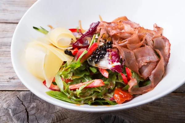 Sığır eti ve karışık salata peynir beyaz bir kase içinde servis