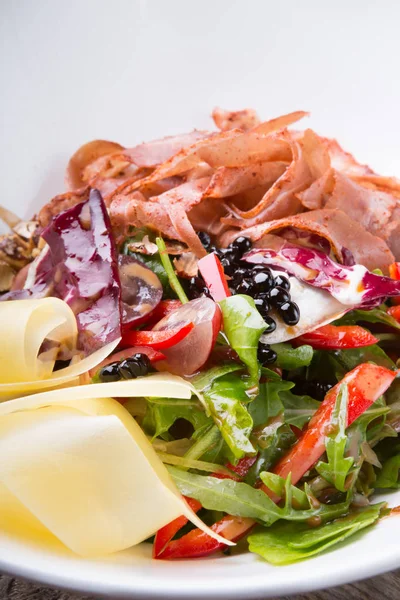 Salada Mista Carne Queijo Servida Uma Tigela Branca — Fotografia de Stock