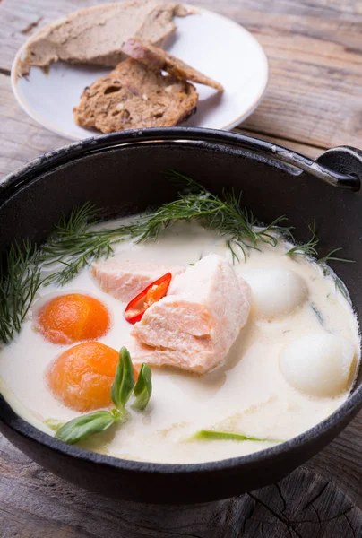 Zuppa Crema Pesce Servita Con Patè Crostini — Foto Stock