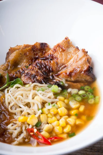 Sığır eti ve Mısır ile servis Asya erişte çorbası