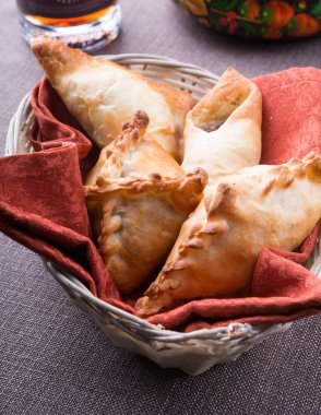 Geleneksel Rus pirogi snack dolma hamur kızarmış