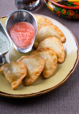 Geleneksel Rus pirogi snack dolma hamur kızarmış