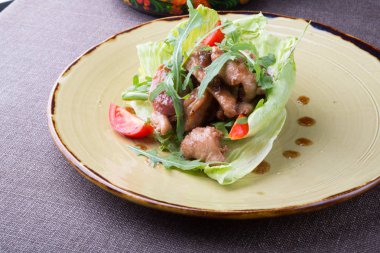 Roka ve domates ile servis ızgara tavuk salata