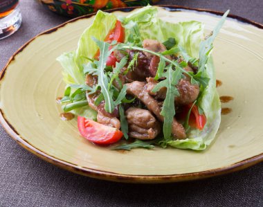 Roka ve domates ile servis ızgara tavuk salata