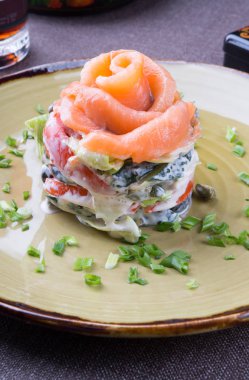 İle pırasa bir tabakta servis tuzlanmış somon salata
