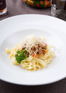 Tagliatelle makarna mantar ve peynir pişmiş