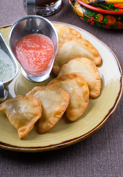 Geleneksel Rus pirogi snack dolma hamur kızarmış