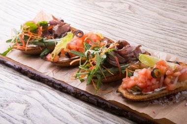 Geleneksel İtalyan meze sanwiches: bruschetta hizmet gemide