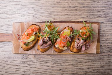 Geleneksel İtalyan meze sanwiches: bruschetta hizmet gemide