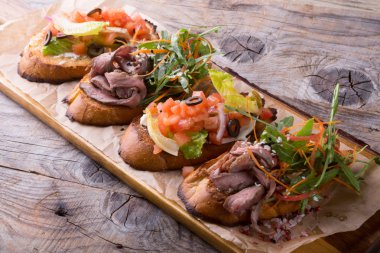 Geleneksel İtalyan meze sanwiches: bruschetta hizmet gemide