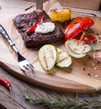 Kavrulmuş dana biftek ızgara sebze ile devam eder.