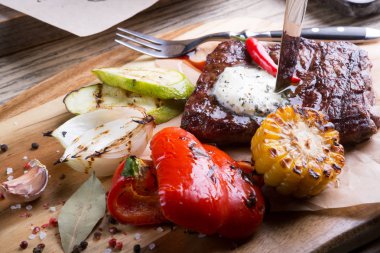 Kavrulmuş dana biftek ızgara sebze ile devam eder.