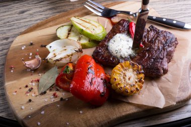 Kavrulmuş dana biftek ızgara sebze ile devam eder.