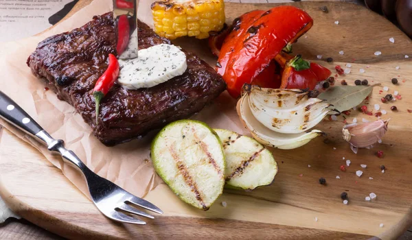 Pečený Hovězí Steak Podávaný Grilovanou Zeleninou — Stock fotografie