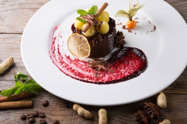 Zarif çikolatalı pasta kabuk tarçın ile görev yaptı.