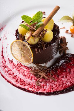 Zarif çikolatalı pasta kabuk tarçın ile görev yaptı.