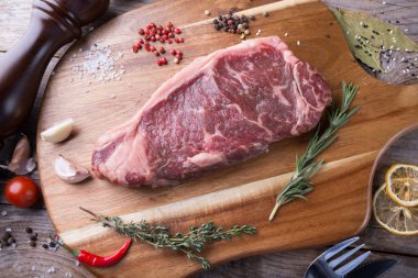 Çiğ et onunla bir ahşap tahta üzerinde