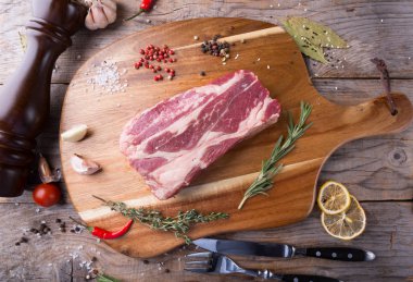 Çiğ et onunla bir ahşap tahta üzerinde