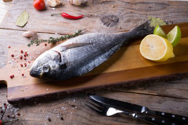 Çiğ balık otlar ve baharatlar ile pişmiş olması için hazır