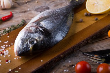 Çiğ balık otlar ve baharatlar ile pişmiş olması için hazır