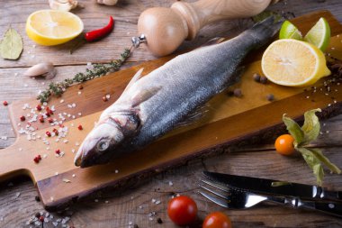 Çiğ balık otlar ve baharatlar ile pişmiş olması için hazır