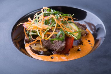 Kızarmış biftek et ızgara sebze salatası ile devam eder