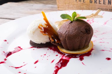 Dondurma ile servis çikolatalı browni kek