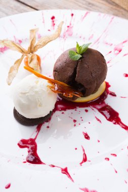 Dondurma ile servis çikolatalı browni kek