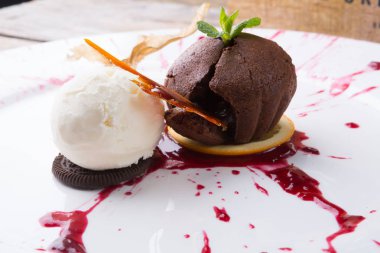 Dondurma ile servis çikolatalı browni kek