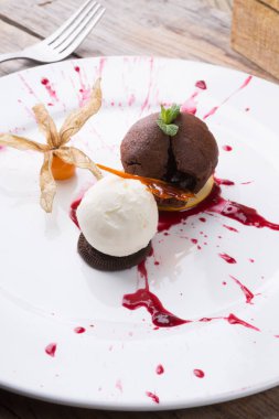 Dondurma ile servis çikolatalı browni kek