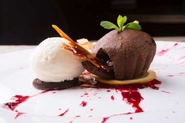 Dondurma ile servis çikolatalı browni kek