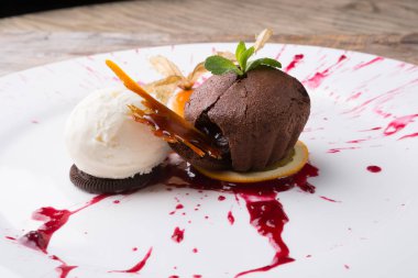 Dondurma ile servis çikolatalı browni kek