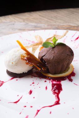 Dondurma ile servis çikolatalı browni kek