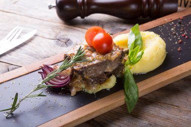 Kızarmış köfte patates püresi ile servis