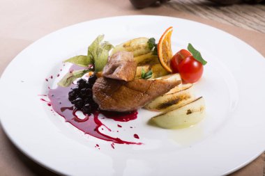 Kavrulmuş ve dilimlenmiş ördek eti apple ile görev yaptı.