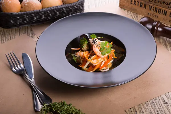 Siyah bir tabakta Asya Deniz ürünleri salatası