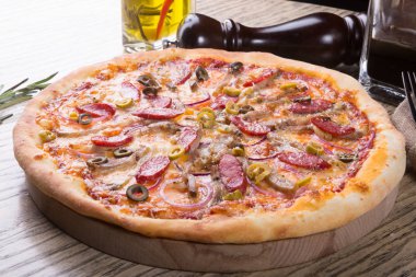 Bütün pişmiş pizza üzerinde ahşap kurulunda görev yapmaktadır.