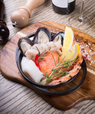 Şişe şarapla ahşap tahta üzerinde deniz ürünleri aperatifler servis