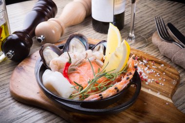 Şişe şarapla ahşap tahta üzerinde deniz ürünleri aperatifler servis