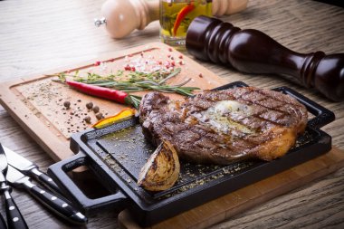 Otlar ve baharatlar ile pişmiş ve ızgara biftek biftek servis