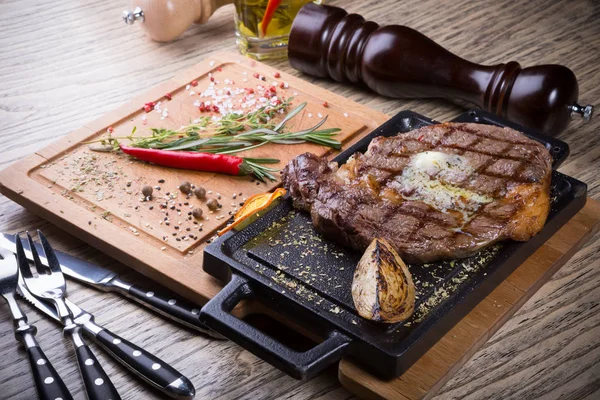 Vařené Grilovaný Hovězí Steak Podávaný Bylinkami Kořením — Stock fotografie