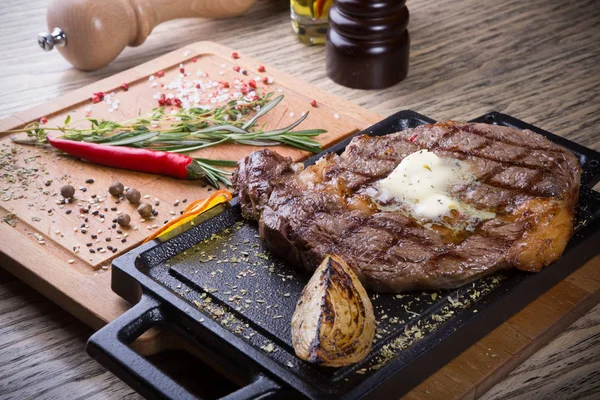 Vařené Grilovaný Hovězí Steak Podávaný Bylinkami Kořením — Stock fotografie