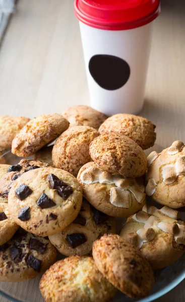 Xícara Café Uma Mesa Com Biscoitos Variados — Fotografia de Stock