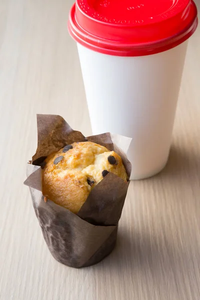 Wegwerp Cofee Cup Met Muffin Cupcake — Stockfoto