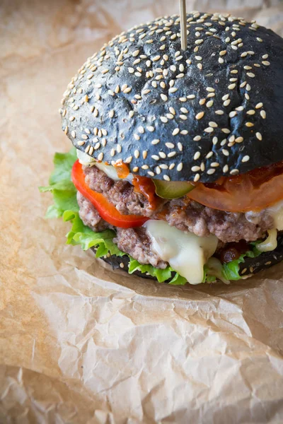 Schwarzer Burger Mit Dickem Rindfleisch Auf Dem Packpapier — Stockfoto