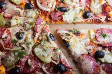 Taze baled pizza bir ambalaj kağıdı üzerine