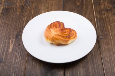 Beyaz tabak taze pişmiş tatlı çörek