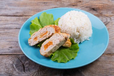 Pirinç üzerinde mavi bir platev'ye devam et beşamel sos ile